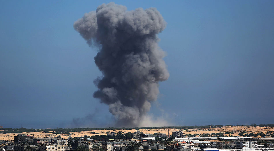 Israeli airstrikes targeting different poinst of Gaza continue on July 11, 2014 as the 'Operation Protective Edge' staged by Israeli army forces killed 100 Palestinians and wounded 670 others in the Gaza Strip. Photo: Getty Images 