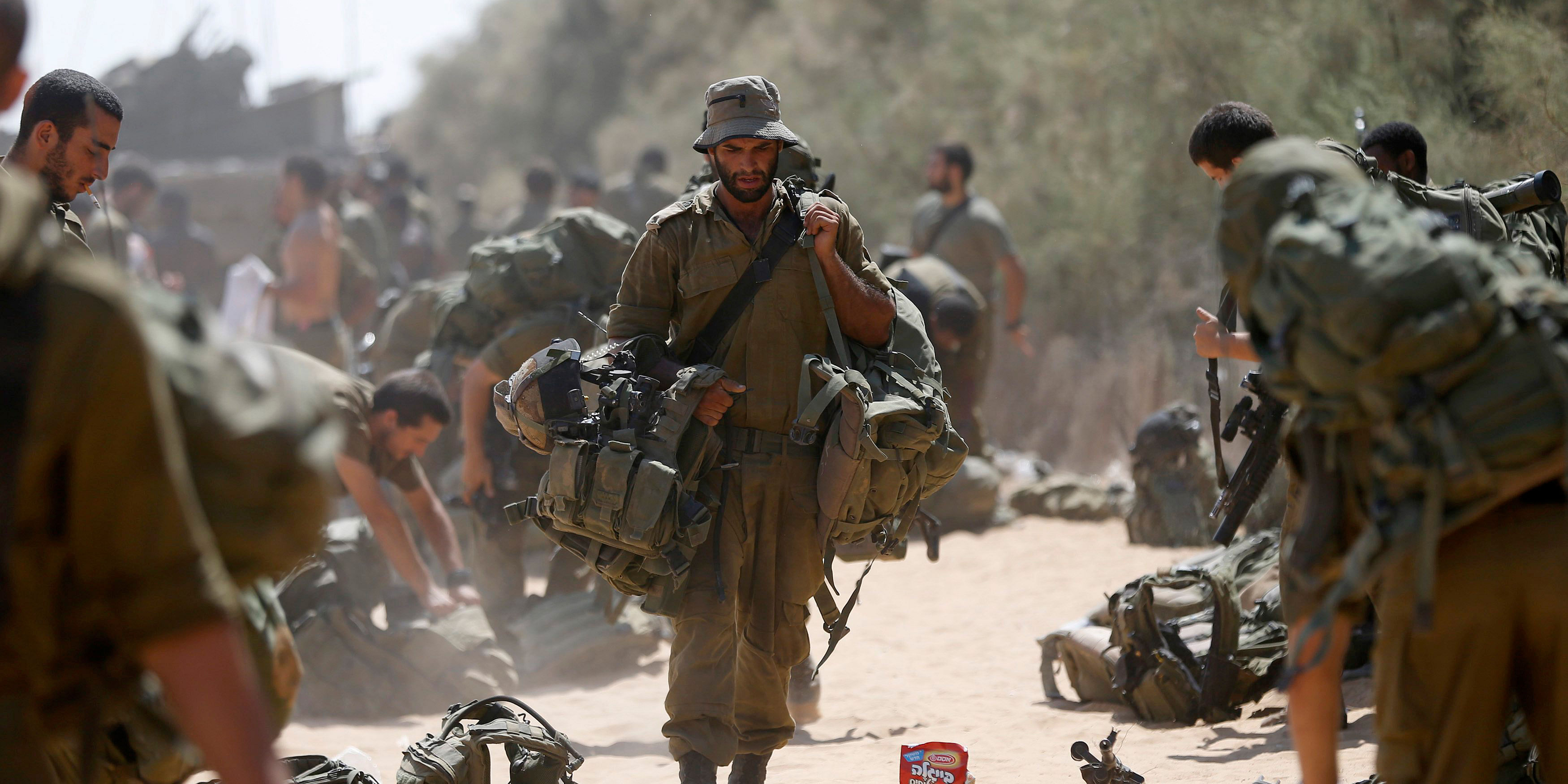 An Israeli soldier from the Givati brigade carries his gear after returning to Israel from Gaza August 4, 2014. Photo: Reuters