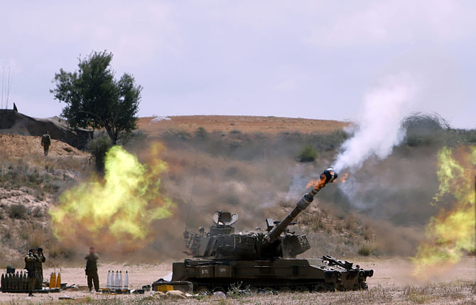 An Israeli mobile artillery unit fires towards the Gaza Strip July 18, 2014. Photo: Reuters 