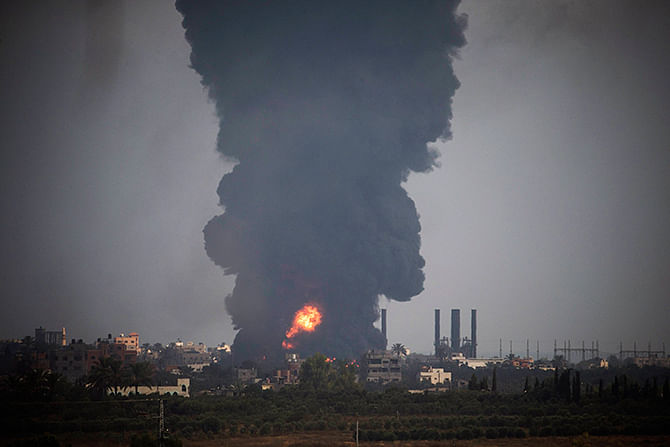 A huge plume of Smoke rises in the central Gaza Strip July 29, 2014. Israel's military pounded targets in the Gaza Strip on Tuesday after Prime Minister Benjamin Netanyahu said his country should prepare for a long conflict in the Palestinian enclave, squashing any hopes of a swift end to 22 days of fighting. Photo: Reuters