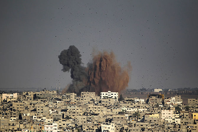 Smoke rises after an explosion in what witnesses said was an Israeli air strike in Gaza August 10, 2014. Photo: Reuters