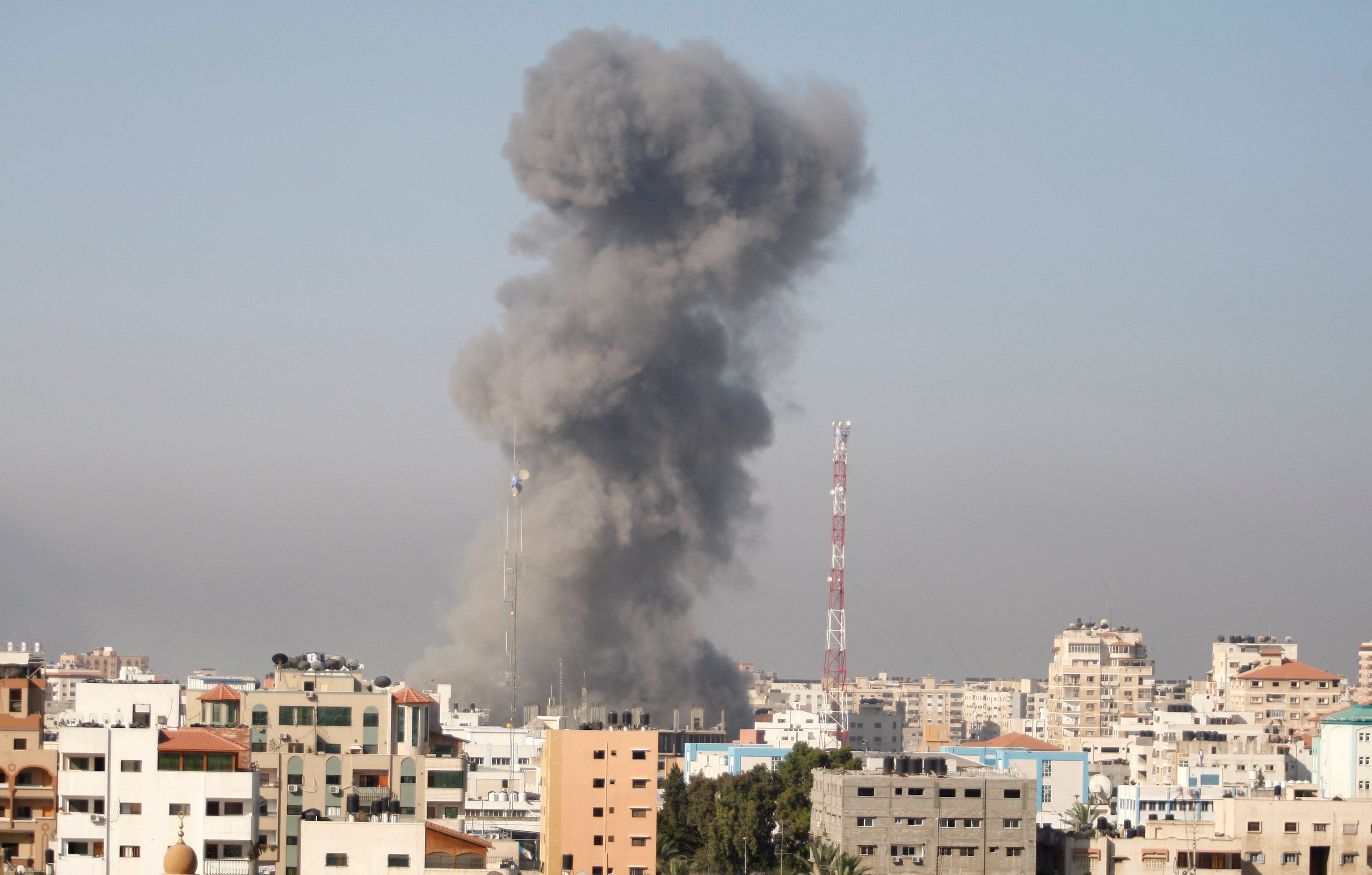 Smoke rises following what witnesses said was an Israeli air strike in Gaza City July 30, 2014. Israeli fire killed at least 43 Palestinians in the Gaza Strip early on Wednesday as the Jewish state said it targeted Islamist militants at dozens of sites across the coastal enclave, while Egyptian mediators prepared a revised ceasefire proposal. Photo: Reuters