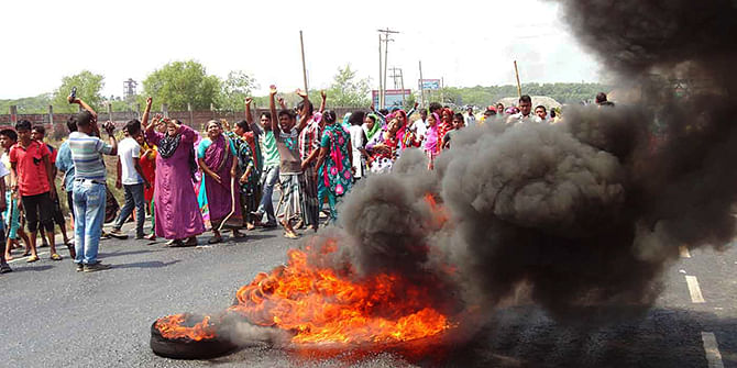 This Star photo taken on March 23 shows aggrieved people set fire to tyres on the Dhaka-Chittagong highway protesting the killing of Baluakandi union parishad chairman also Awami League union unit president, Shamsuddin Pradhan, in Munshiganj during upazila polls.