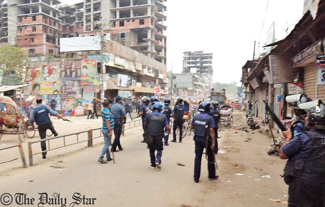 Law enforcers are seen intercepting a procession of BNP in front of its office in Railway Gate area of Gazipur Sunday. Photo: Star