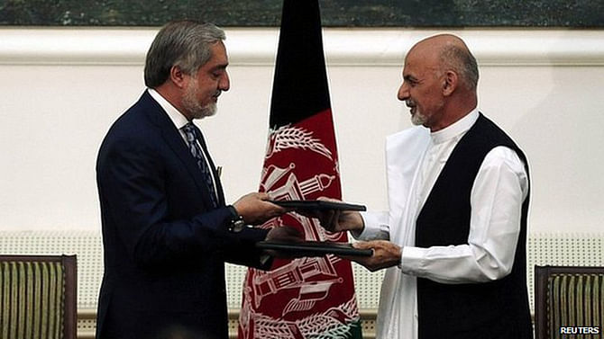 Abdullah Abdullah (l) and Ashraf Ghani signed the power-sharing agreement in the presidential palace in Kabul last Sunday