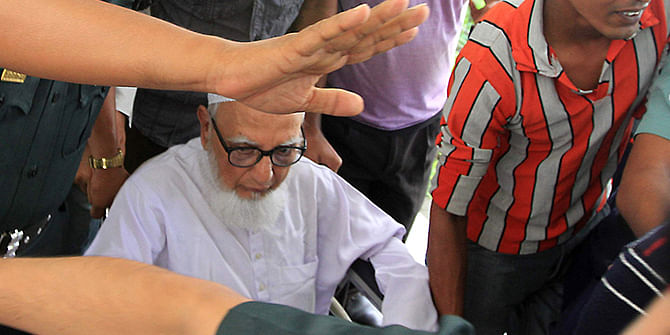 This Star file photo shows law enforcers taking former jamaat ameer Ghulam Azam to a court in Dhaka.