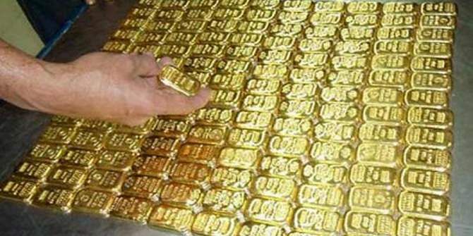 In this November 11 photo, customs officials display the smuggled 320 gold bars that seized from a Biman flight from Dubai at Shahjalal International Airport. Photo: Banglar Chokh