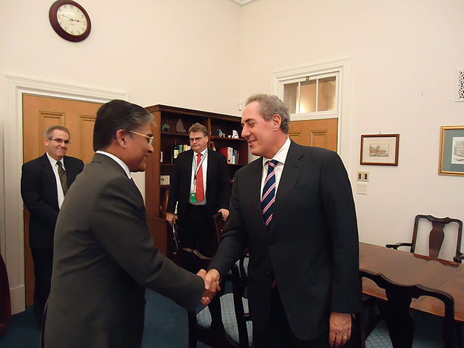 Newly appointed Bangladesh Ambassador to USA Mohammad Ziauddin shakes hand with USTR Ambassador Michael Froman at the latter’s Washington DC office in the US on Wednesday. Photo: Bangladesh foreign ministry