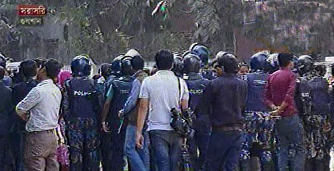 Law enforcers and media men standing as activists of Mohila Awami League stage demonstration near BNP Chairperson Khaleda Zia’s Gulshan office in Dhaka Monday morning. Photo: TV grab