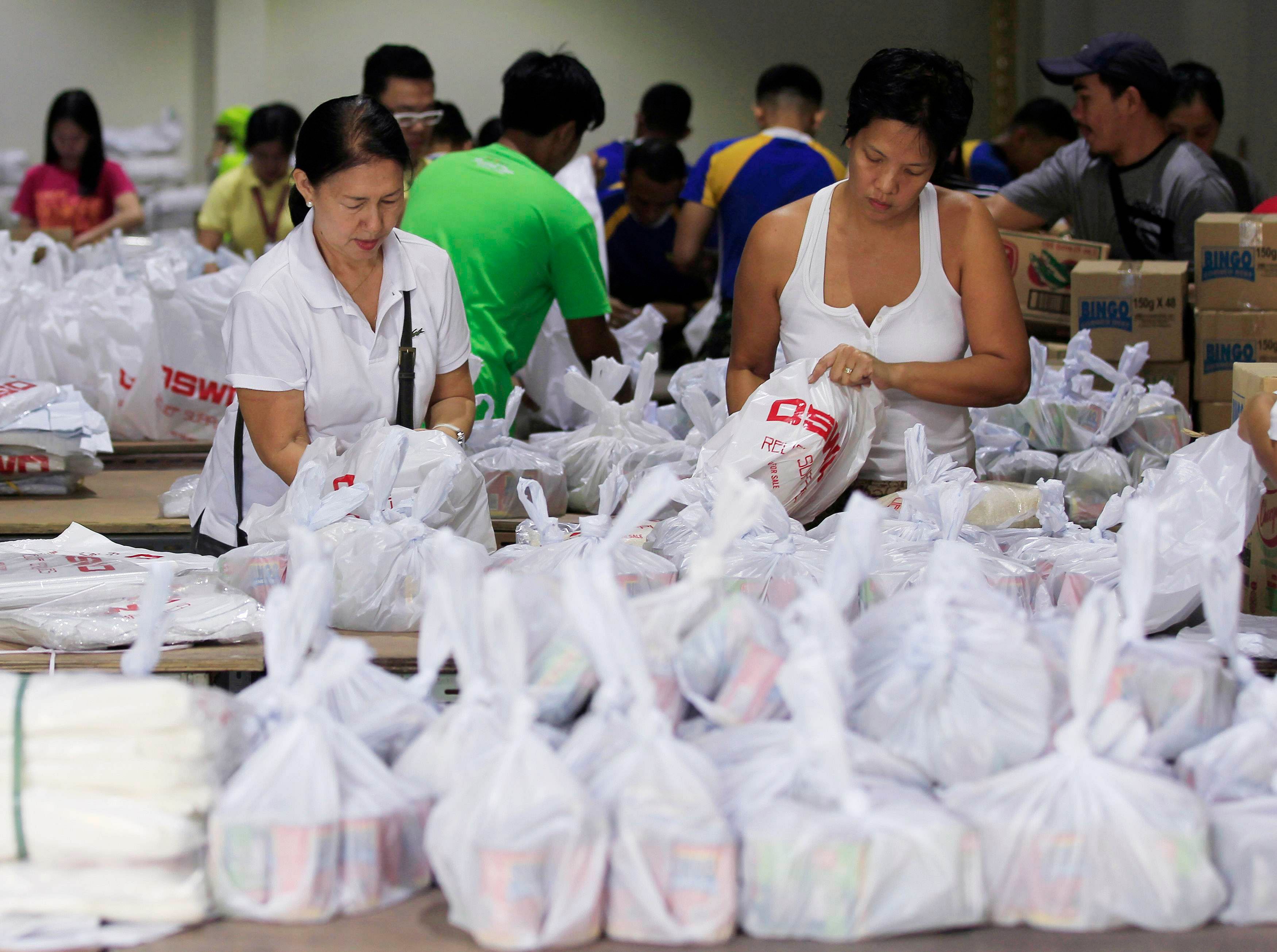 Volunteers prepare relief goods, to be delivered before Typhoon Hagupit makes landfall, inside a Department of Social Welfare and Development (DSWD) warehouse in Manila, December 6, 2014. Photo: Reuters