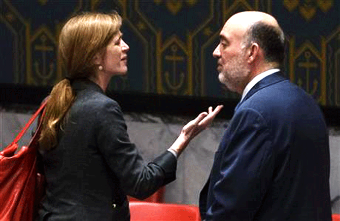 United States UN Ambassador Samantha Power, left, speaks with Israeli UN Ambassador Ron Prosor during a meeting of the UN Security Council on the situation in Gaza at United Nations headquarters, Monday, July 28, 2014. Photo: AP