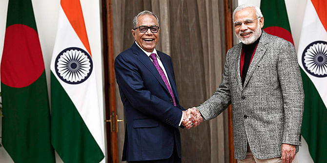Bangladesh's President Abdul Hamid (L) shakes hands with India's Prime Minister Narendra Modi during a photo opportunity ahead of their meeting at Hyderabad House in New Delhi December 19, 2014. Photo: Reuters