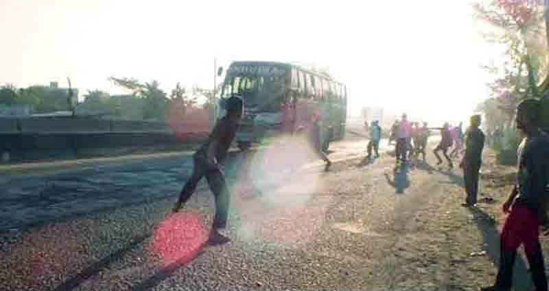 Pickets attempt in vandalising and torching a passenger bus at Rayer Bazar in the capital on Thursday during hartal enforced by Jamaat-e-Islami Bangladesh. Photo: Banglar Chokh
