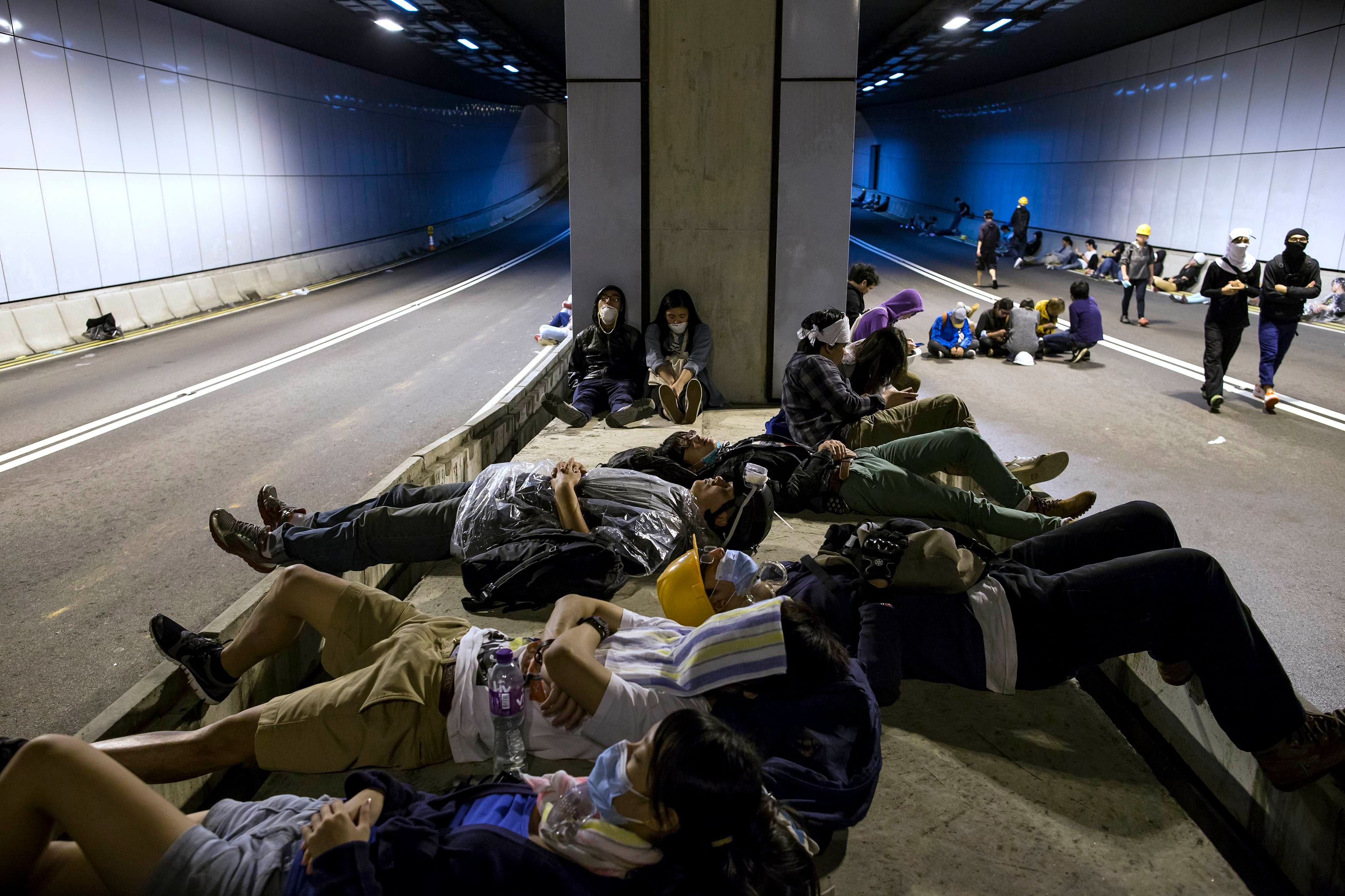 Pro-democracy protesters sleep at a tunnel blocked by protesters near the office of the Chief Executive in Hong Kong December 1, 2014. Photo: Reuters  