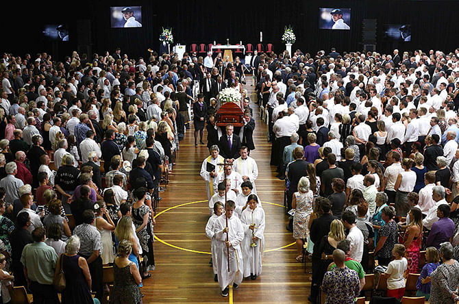 The casket containing Australian cricketer Phillip Hughes is carried past mourners at the end of his funeral service in the town of Macksville, located north of Sydney, December 3, 2014. Photo: Reuters