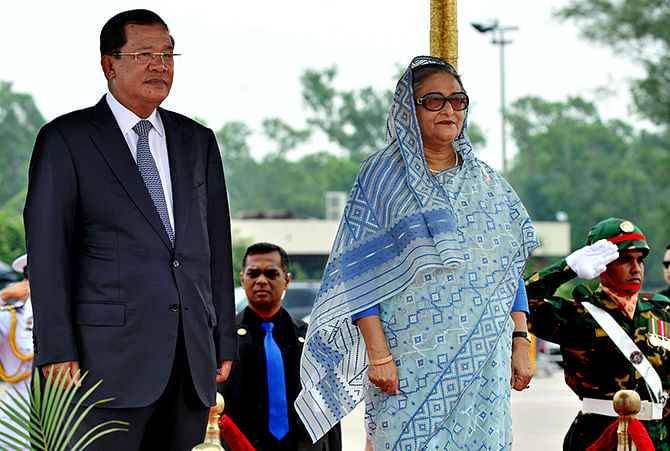 Cambodian Prime Minister Hun Sen, alongside Prime Minister Sheikh Hasina, inspects a guard of honour at Shahjalal International Airport on Monday after his arrival in Dhaka on a three-day visit. Photo: BSS