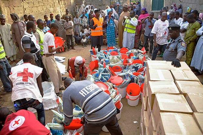 Displaced people gather as the Red Cross in Kano distributes relief materials to displaced victims of the Boko Haram violence, at a relief camp in Dawaki, a local government area in Kano, December 16, 2014. Picture taken December 16, 2014. Photo: Reuters