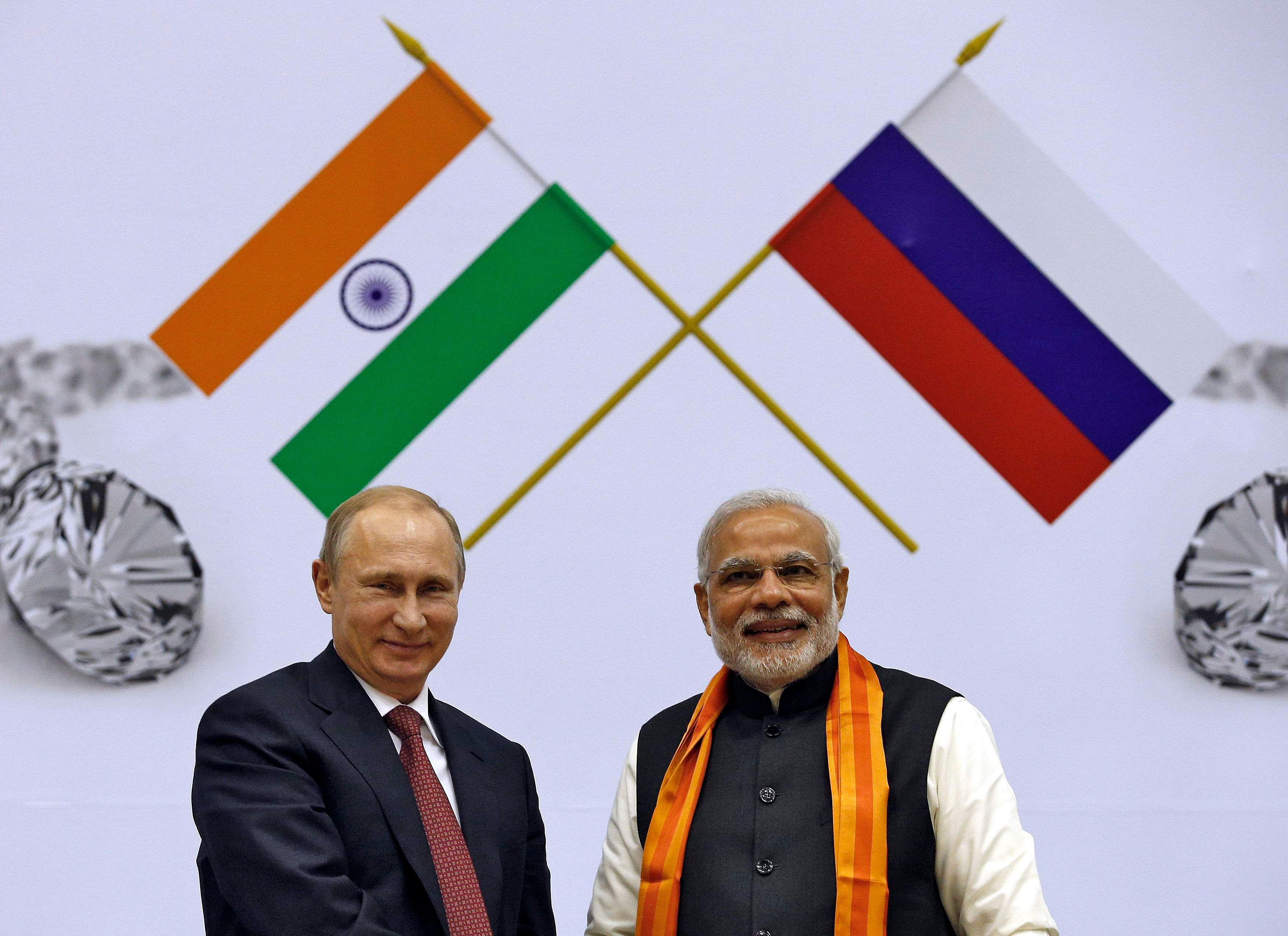 Russian President Vladimir Putin (L) and India's Prime Minister Narendra Modi smile during the inauguration of World Diamond Conference in New Delhi December 11, 2014.Photo: Reuters