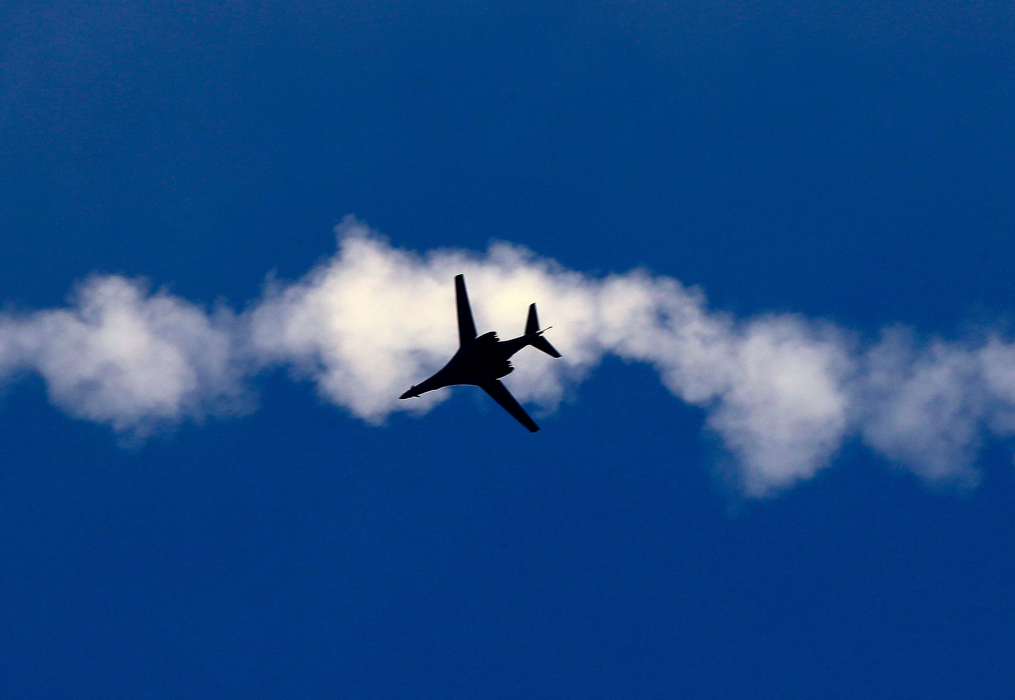 A USAF B-1 bomber aircraft flies over the Syrian town of Kobani, as seen from the Mursitpinar crossing on the Turkish-Syrian border in Sanliurfa province, following an airstrike on November 9, 2014 . Photo: Reuters 