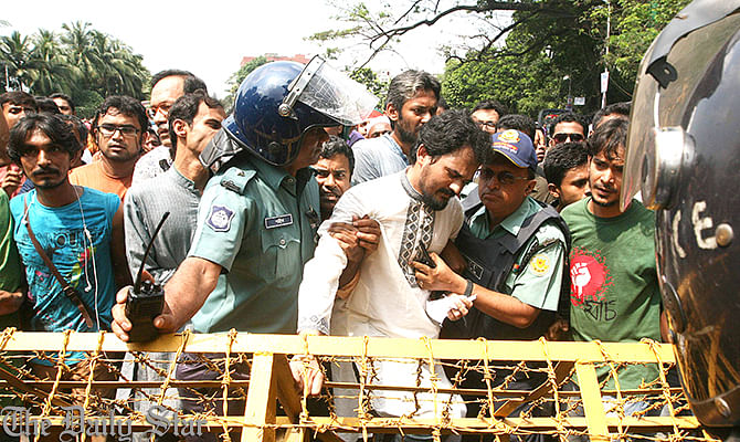 Law enforcers scuffle with Gonojagoron Morcha activists as they try to break through a police barricade at Dowel Chattar in Dhaka University on their way to High Court premise from Shahbagh intersection. Photo: Palash Khan