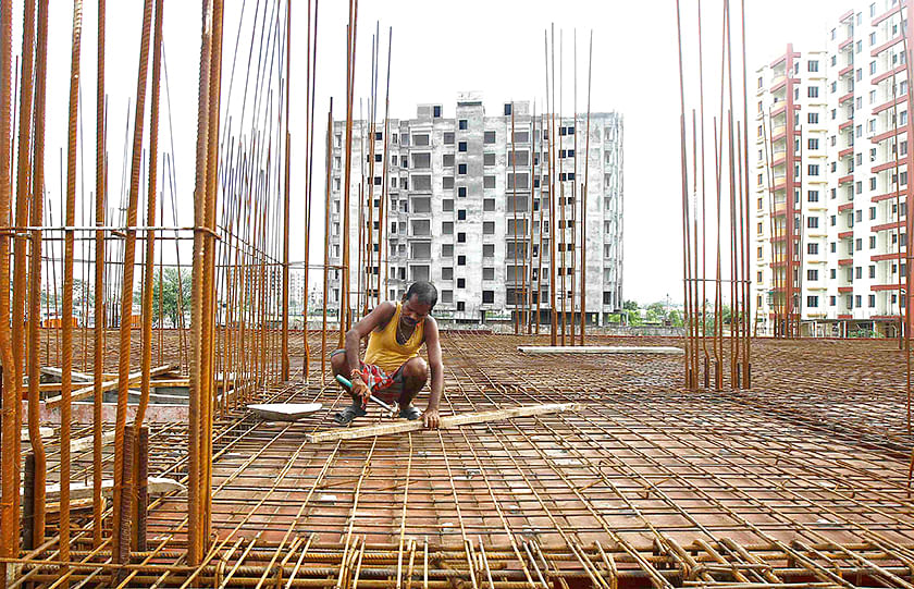 A labourer works at the construction site of a residential complex in Kolkata August 29, 2014. Photo: Reuters