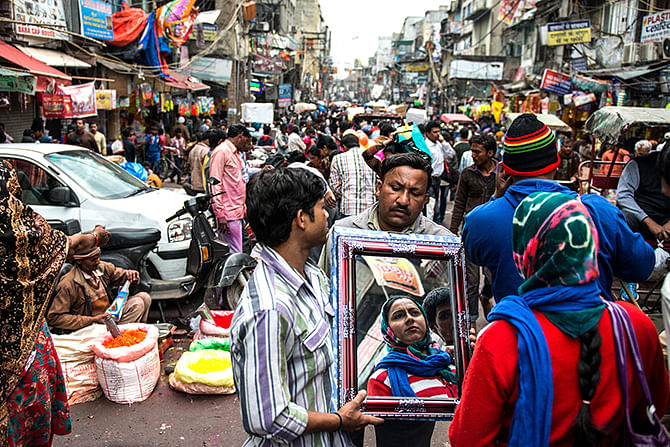 Salespeople sell their products at an open market in the busy streets of New Delhi's Shahjahanabad, the walled old city part of India's capital on March 31, 2014. Photo: Getty Images