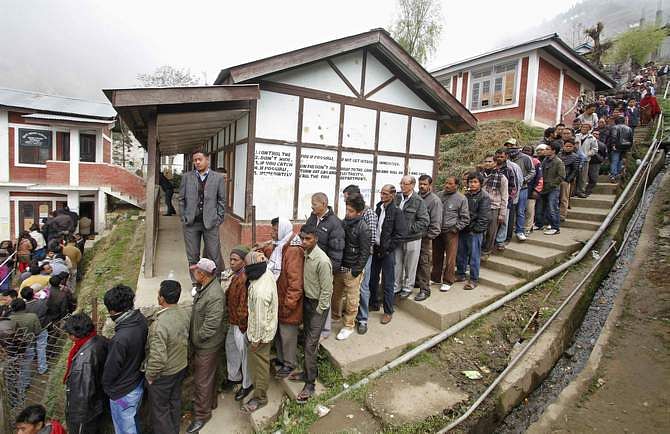 People stand in line to cast their votes at Bomdila town in the northeastern Indian state of Arunachal Pradesh April 9, 2014. Photo: Reuters 