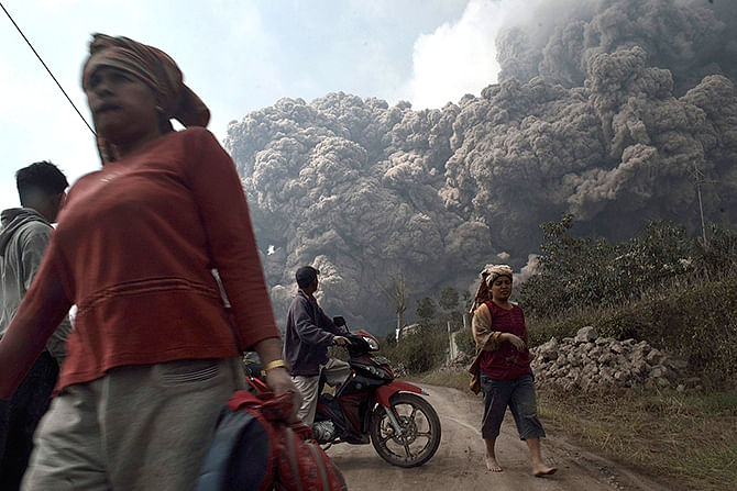 Villagers run as Mount Sinabung erupts at Sigarang-Garang village in Karo district, Indonesia's North Sumatra province February 1, 2014.