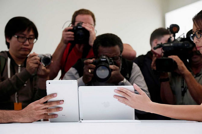 The iPad Air 2 (right) and iPad Mini 3 are photographed side by side at Apple headquarters on Thursday. Photo: AP/ Marcio Jose Sanchez
