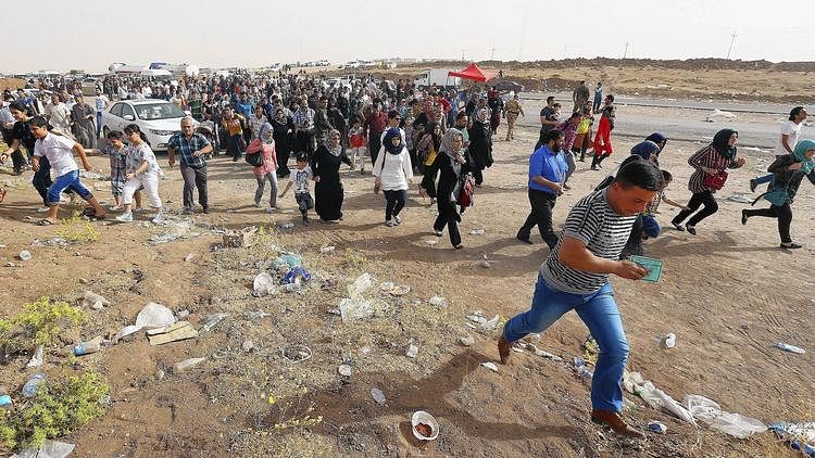 Iraqis fleeing from militants in Mosul head east toward the autonomous Kurdistan region. Photo: AP