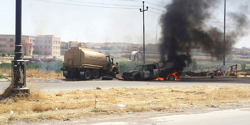 Burning vehicles belonging to Iraqi security forces are seen during clashes between Iraqi security forces and al Qaeda-linked Islamic State in Iraq and the Levant (ISIL) in the northern Iraq city of Mosul, June 10, 2014. Photo: Reuters