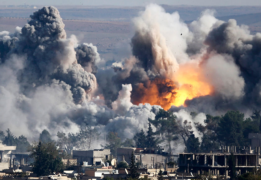 Smoke rises over Syrian town of Kobani after an airstrike, as seen from the Mursitpinar border crossing on the Turkish-Syrian border in the southeastern town of Suruc in Sanliurfa province, October 18, 2014. Photo: Reuters