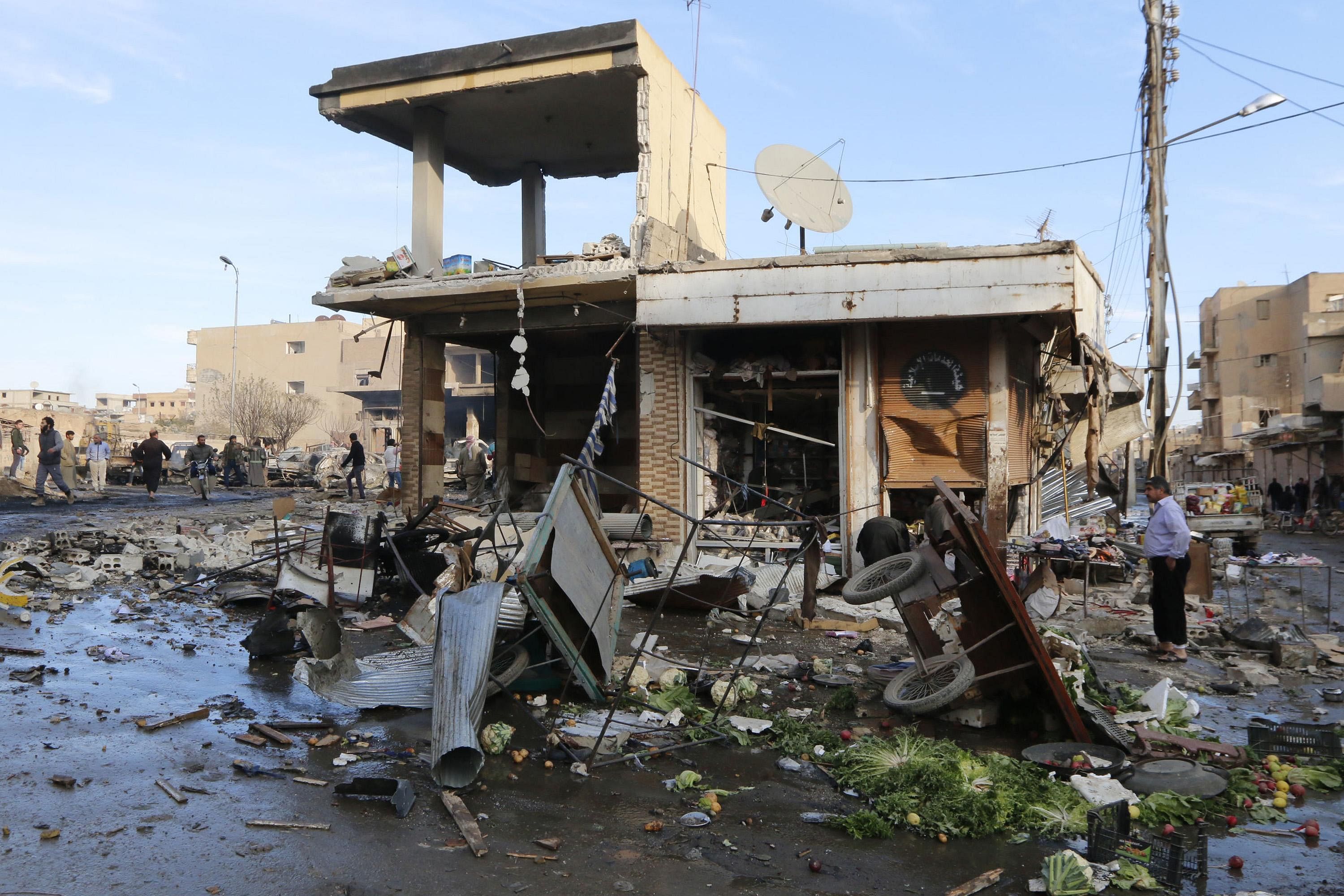 A site hit by what activists said were airstrikes by forces loyal to Syria's President Bashar al-Assad is pictured in Raqqa, eastern Syria, which is controlled by the Islamic State November 25, 2014. Photo: Reuters 