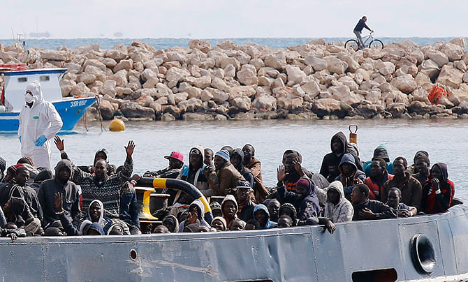 Migrants arrive by boat at the Sicilian harbour of Pozzallo, February 15, 2015. Photo: Reuters