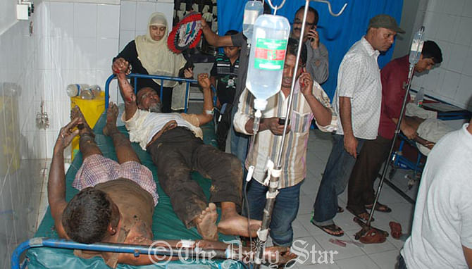 Victims of the Patenga Jamuna oil depot fire take treatment at the CMCH in Chittagong on Friday. Photo: Star
