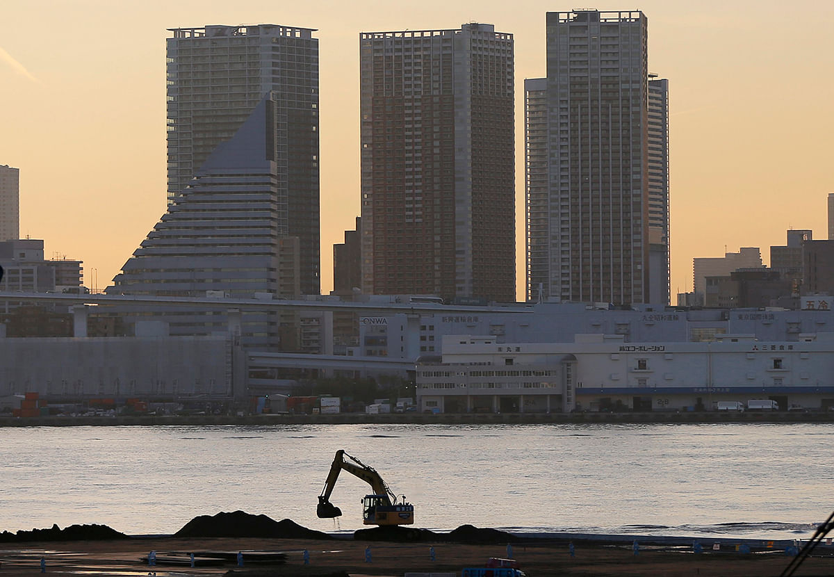 A power shovel machine is pictured at a construction site at coastal area of Tokyo Bay in Tokyo November 27, 2014. Japan's industrial output unexpectedly rose 0.2 percent in October, marking a second straight month of gains, government data showed on Friday, in a tentative sign of recovery from a decline in demand caused by a sales tax hike earlier this year. Picture taken November 27, 2014. Photo: Reuters