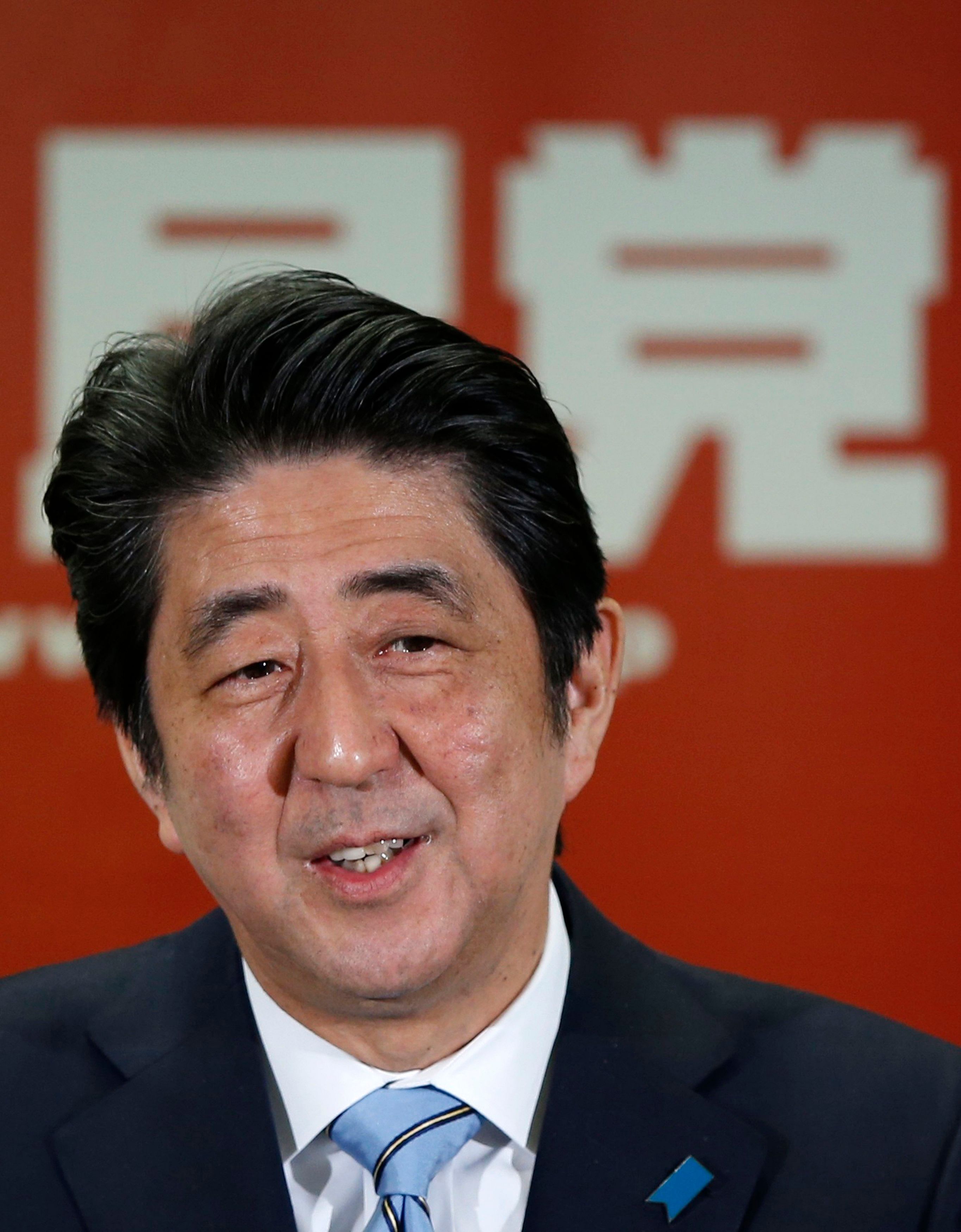 Japan's Prime Minister and the leader of the ruling Liberal Democratic Party (LDP) Shinzo Abe smiles during a news conference following a victory in the lower house elections by his ruling coalition, at the LDP headquarters in Tokyo December 15, 2014. Photo: Reuters