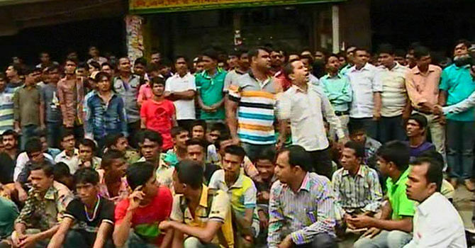 Jatiyatabadi Chhatra Dal leaders and activists, who were deprived of any posts in the newly formed central committee, resume demonstration in front of BNP party's Nayapaltan office in Dhaka. Photo: TV grab