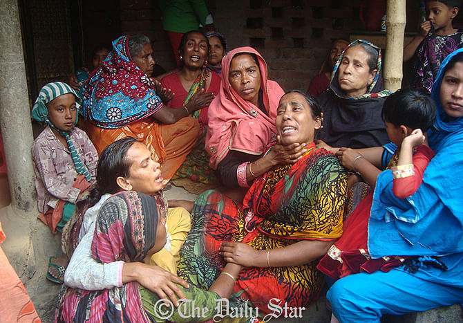 Relatives of Rafik Uddin break down in tears when they heard about their brother’s death in shootout in Jhenidah on Tuesday. Photo: STAR