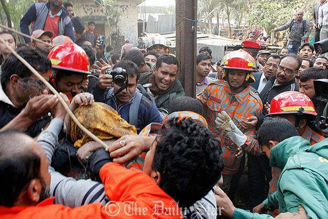 Rescuers pull out the unconscious body of 4-year-old boy Jihad from the 600-foot Wasa well on Saturday afternoon. Photo: Rashed Shumon 