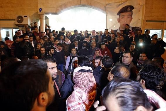 Protesters gather to demonstrate against the Islamic State in front of Islamic State captive Jordanian pilot Mouath al-Kasaesbeh's clan headquarters in Amman February 3, after the release of a video purportedly showing the pilot being burnt alive. Photo: Reuters 