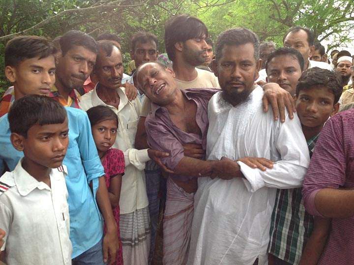 Julhas, father of missing Bithi, cries on the bank of Padma river in Daulatpur upazila of Kushtia Tuesday afternoon. Twelve people went missing after a boat capsized in the river. Photo: Star