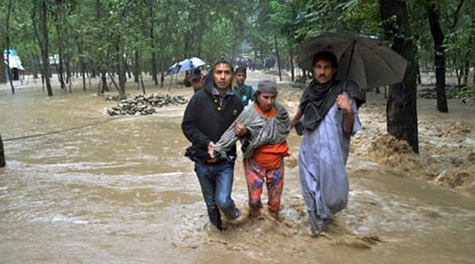Locals rescuing flood-affected villagers of Mirbaazar in Kulgam district after heavy rains deluged the village on Wednesday. Photo taken from The Indian Express/PTI 