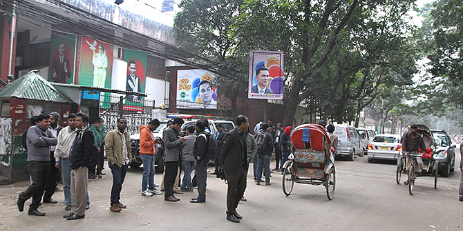  This Star photo shows people stand in front of BNP Chairperson Khaleda Zia’s office at Gulshan in Dhaka on January 19, 2015. Additional police were withdrawn from her office on that day. Photo: STAR