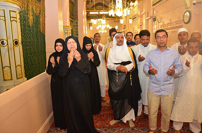 BNP chief Khaleda Zia, her son Tarique Rahman and their family members and relatives offer fateha at the holy Rawja Mubarak of Prophet Hazrat Muhammad (pbuh) in Madina today. Photo: Courtesy