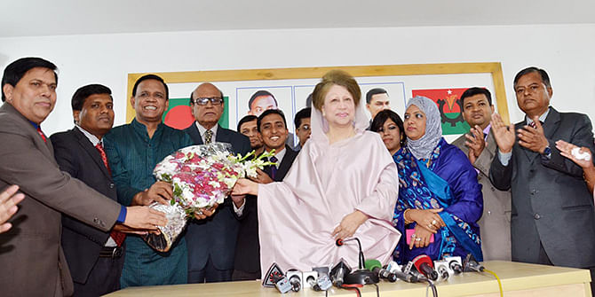The newly elected Supreme Court Bar Association leaders call on BNP Chairperson Khaleda Zia at her Gulshan office in the capital Saturday evening. Photo: Press release