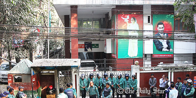 Police stand guard in front of BNP Chairperson Khaleda Zia's office at Gulshan in Dhaka on Tuesday, January 6, 2015. Photo: STAR