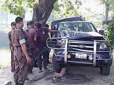 Bangladesh Border Guard personnel look at their damaged pick-up van that crashed with a roadside tree in Jugia-Kanabeel area in Kushtia town early Sunday. Six of their colleagues sustain injuries in the accident. Photo: STAR