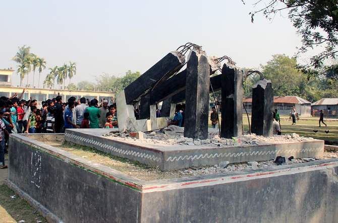 The 46-year old Shaheed Minar on Joduboyra High School ground in Kumarkhali upazila of Kushtia is seen in a mangled condition after miscreants vandalised it early today. Photo: STAR