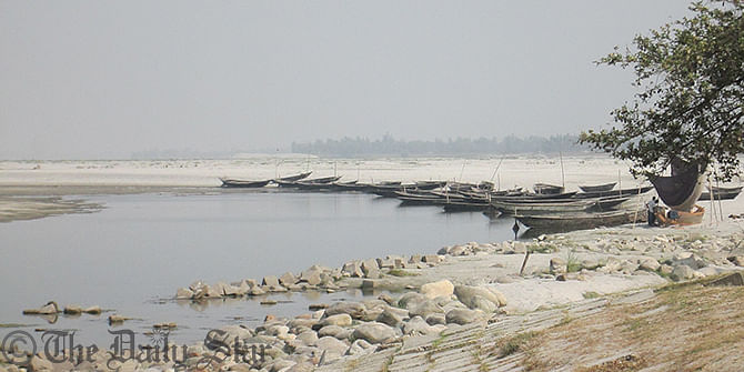 A view of the almost dried up Teesta river in Lalmonirhaat. Photo: Star